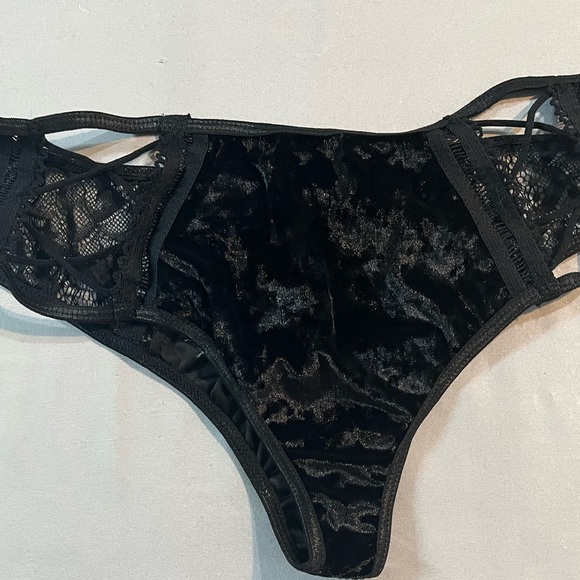 Lingerie - never worn before - Picture 5 of 6